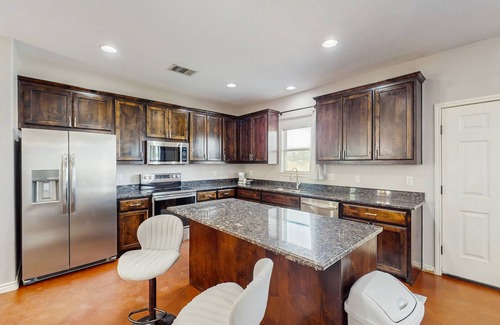 Kingsland House | Cozy home, close to LBJ with full kitchen, living room, patio and WIFI