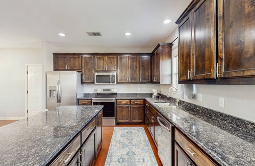 Kingsland House | Cozy home, close to LBJ with full kitchen, living room, patio and WIFI