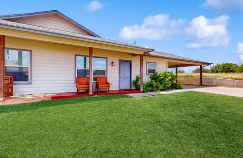 Kingsland House | Cozy home, close to LBJ with full kitchen, living room, patio and WIFI