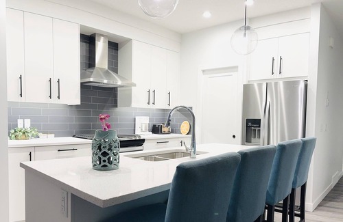 Calgary House | Inviting Retreat Near the Mountains - Pet & Child Friendly