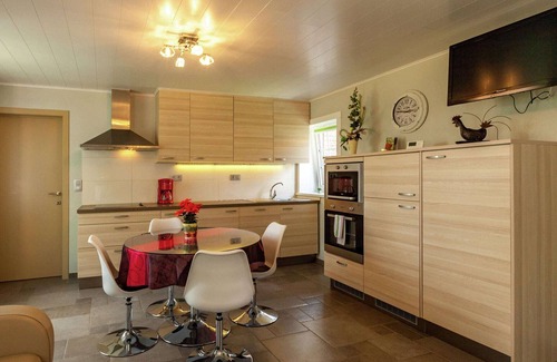 Le Bizet House | Modern Home Near Forest with Breakfast & Child-Friendly Amenities
