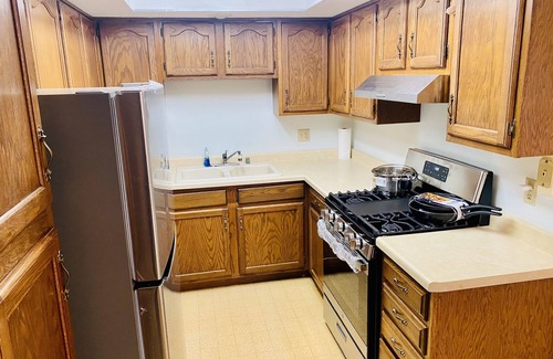 Rockford House | Inviting Retreat for 7 with Spa and Hot Tub Amenities