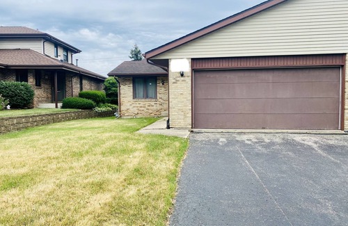 Rockford House | Inviting Retreat for 7 with Spa and Hot Tub Amenities