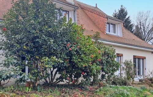 Saint-Saud-Lacoussiere House | Inviting Home in Saint-Pardoux-La-Riviè with Free Wifi