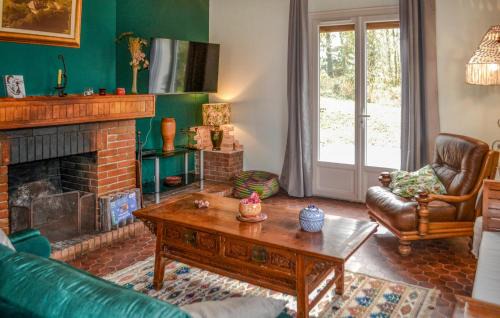 Saint-Saud-Lacoussiere House | Inviting Home in Saint-Pardoux-La-Riviè with Free Wifi