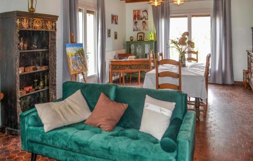 Saint-Saud-Lacoussiere House | Inviting Home in Saint-Pardoux-La-Riviè with Free Wifi