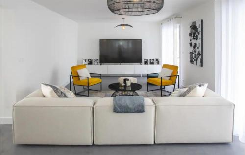 La Chapelle-Vendomoise House | Cozy 7 Bedroom Home with Private Pool in La Chapelle-Vendômoise