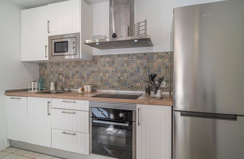 Arenas House | Comfortable 2-Bedroom Stay in Pet-Friendly Arenas