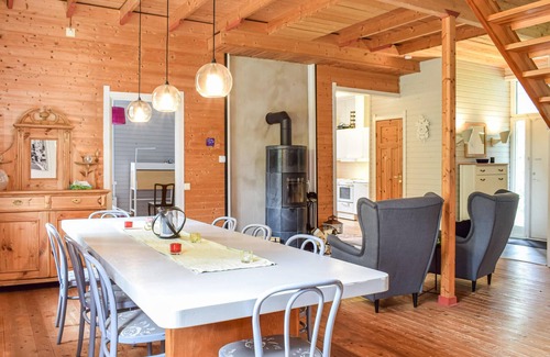Asarum House | Comfortable 3 Bedroom Stay in Asarum with Spa & Breakfast