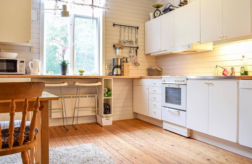Asarum House | Comfortable 3 Bedroom Stay in Asarum with Spa & Breakfast