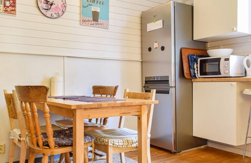 Asarum House | Comfortable 3 Bedroom Stay in Asarum with Spa & Breakfast