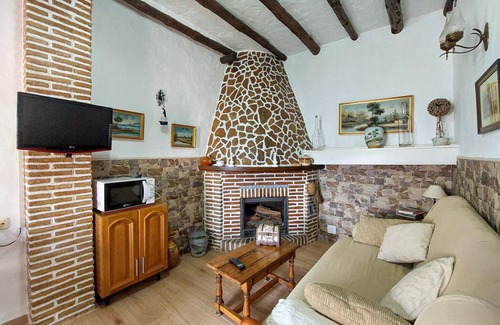 Benalauria House | Quaint 1 Bedroom Retreat in Benalauría with Spa & Kitchen