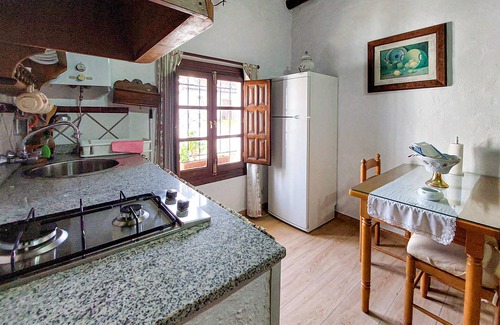 Benalauria House | Quaint 1 Bedroom Retreat in Benalauría with Spa & Kitchen