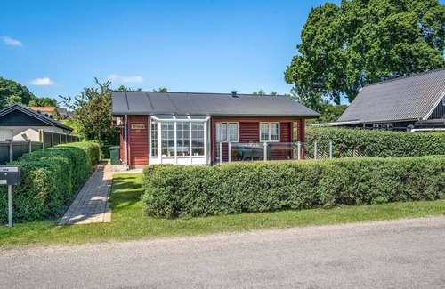 Bjert House | Inviting Cottage with Breathtaking Sea Views and Spa Access