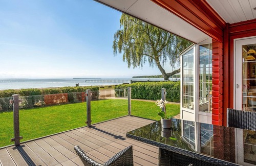 Bjert House | Inviting Cottage with Breathtaking Sea Views and Spa Access
