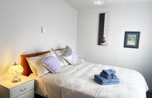 Bluff House | Inviting Home in Bluff - Family Friendly Retreat