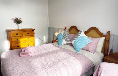 Bluff House | Inviting Home in Bluff - Family Friendly Retreat