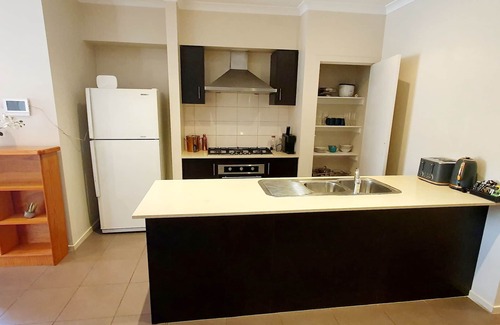 Tarneit House | Charming Central Home with Breakfast and Family Amenities