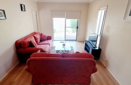 Tarneit House | Charming Central Home with Breakfast and Family Amenities