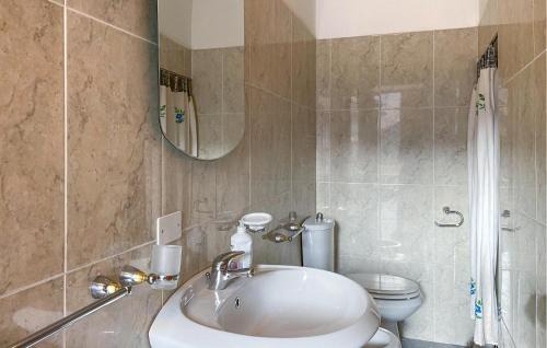 Prota House | Cozy Home in Comano with Kitchenette for Families and Pets