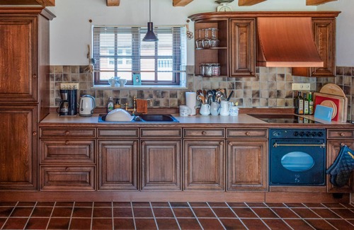 Dagebuell House | Relaxing Family Retreat with Spa and Lake View Amenities
