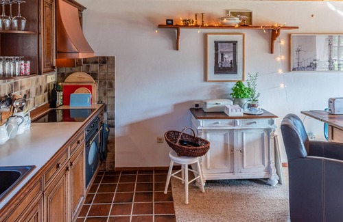 Dagebuell House | Relaxing Family Retreat with Spa and Lake View Amenities