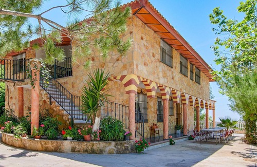 Dona Mencia House | Relaxing Two-Story Cottage with Private Pool and Spa
