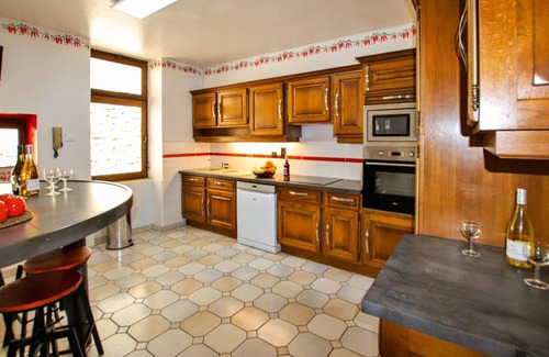 Bourg-Saint-Andeol House | Serene Cottage Retreat with Pool and Lake Views