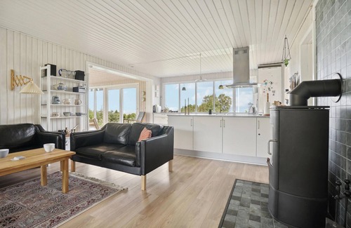 Fur House | Cozy 3-Bedroom Retreat with Oceanfront Views in Fur