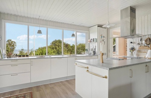 Fur House | Cozy 3-Bedroom Retreat with Oceanfront Views in Fur