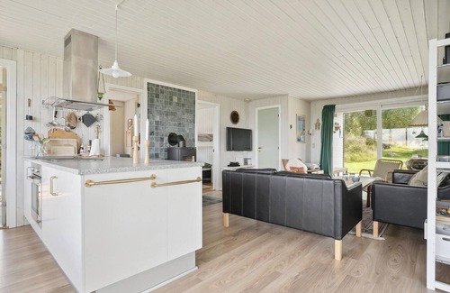 Fur House | Cozy 3-Bedroom Retreat with Oceanfront Views in Fur