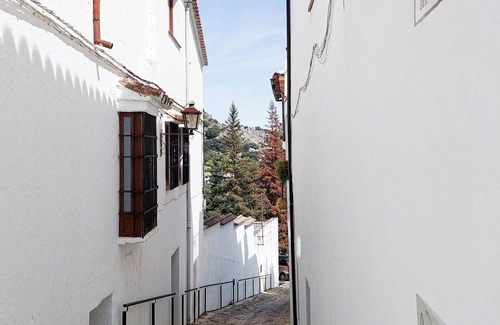 Grazalema House | Relaxing 3 Bedroom Retreat in Grazalema with Spa Access