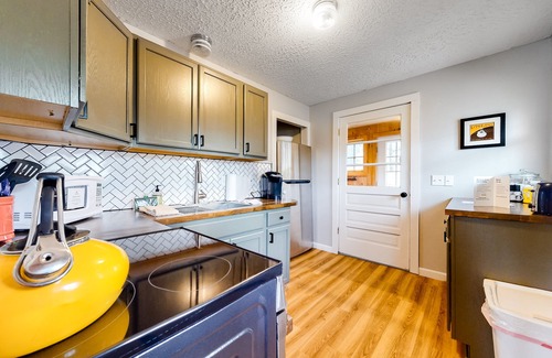 Conway House | Charming Retreat with Gas Stove & Scenic Views – Pets Welcome