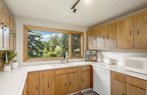 Great Falls House | Inviting Greatfalls Home: Pet-Friendly & Family Approved
