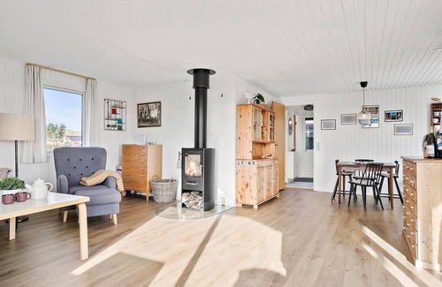 Vikær Strand House | Relax by the Sea: Family-Friendly Vacation Home with Spa