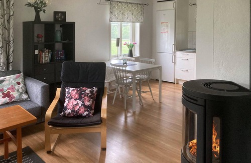 Hestra House | Welcoming Cottage Retreat with Lake Views and Spa Access