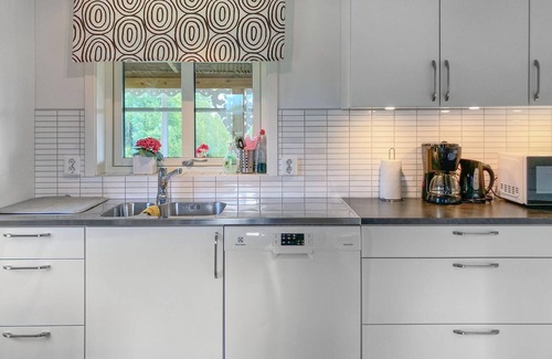 Hestra House | Welcoming Cottage Retreat with Lake Views and Spa Access