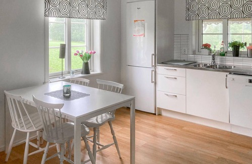Hestra House | Welcoming Cottage Retreat with Lake Views and Spa Access