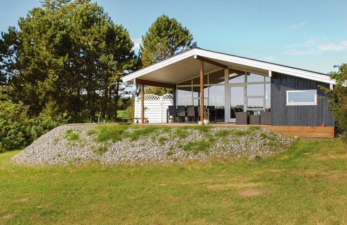 Knebel House | Spacious 3 Bedroom Retreat with Ocean Views in Knebel