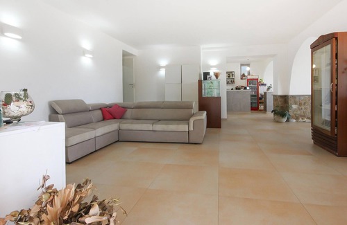 Laureana Cilento House | Inviting Vacation Home with Sea View & Pool for Families
