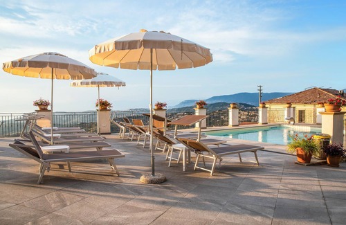 Laureana Cilento House | Inviting Vacation Home with Sea View & Pool for Families