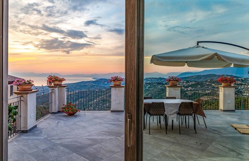 Laureana Cilento House | Inviting Vacation Home with Sea View & Pool for Families