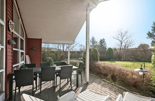 Beder Malling House | Ideal 3 Bedroom Retreat with Ocean View in Malling