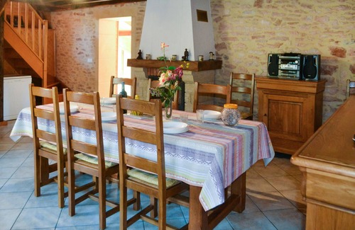 Montignac House | Experience an Unforgettable Stay in a Poolside Retreat