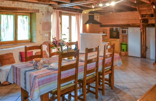Montignac House | Experience an Unforgettable Stay in a Poolside Retreat