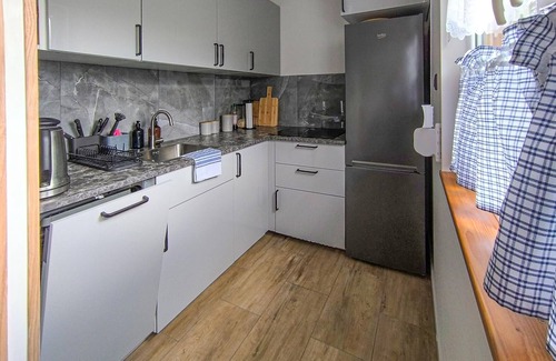 Gledy House | Family Friendly Cottage by the Lake with Great Amenities