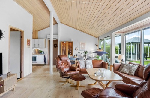 Næsby Strand House | Bright and Friendly Oceanfront Retreat with Spa Amenities