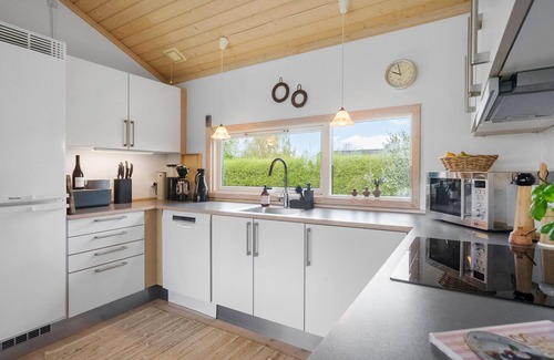 Næsby Strand House | Bright and Friendly Oceanfront Retreat with Spa Amenities