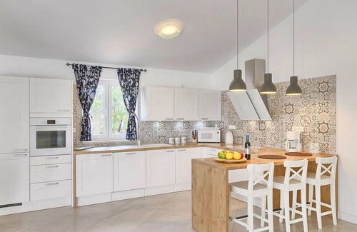 Sveta Nedelja House | Pet-Friendly 4 Bedroom Retreat in Nedescina with Pool