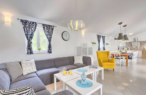 Sveta Nedelja House | Pet-Friendly 4 Bedroom Retreat in Nedescina with Pool